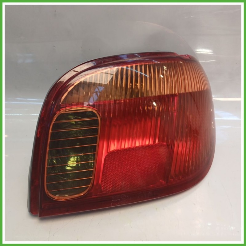 Fanale Fanalino Posteriore Destro DX KOITO TOYOTA YARIS FRP 815510D070 Usato