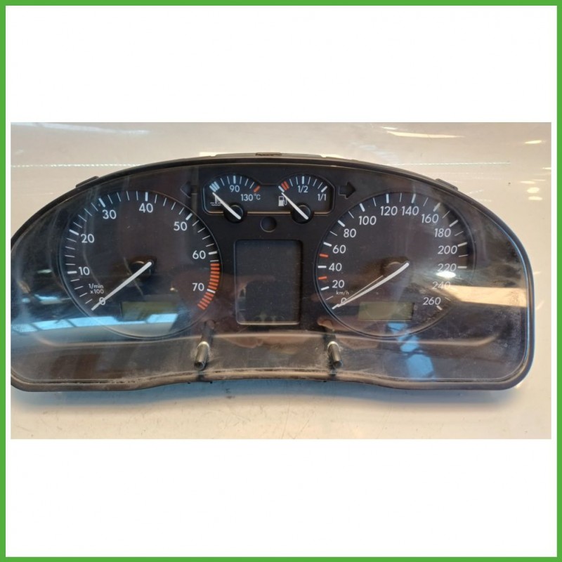 Quadro strumenti contachilometri tachimetro VDO 110.008.834/002 VOLKSWAGEN PASSAT 3B 1.8 3B0919860A