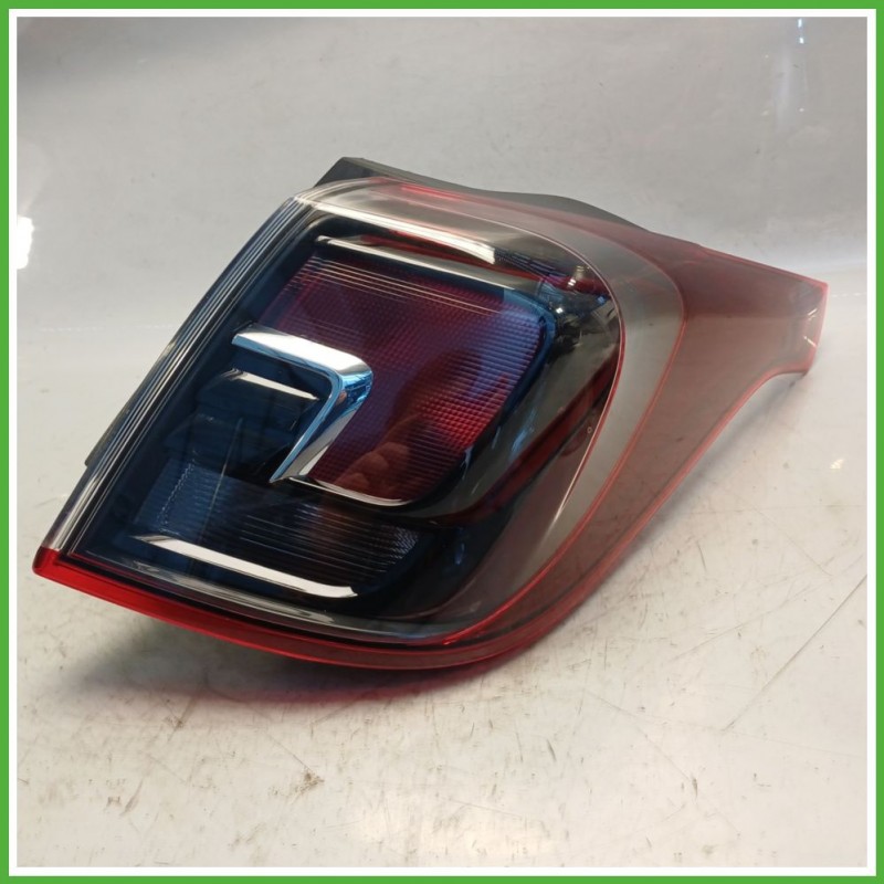 Fanale Fanalino Posteriore Destro DX HELLA OPEL CROSSLAND X P17 39137520 Usato