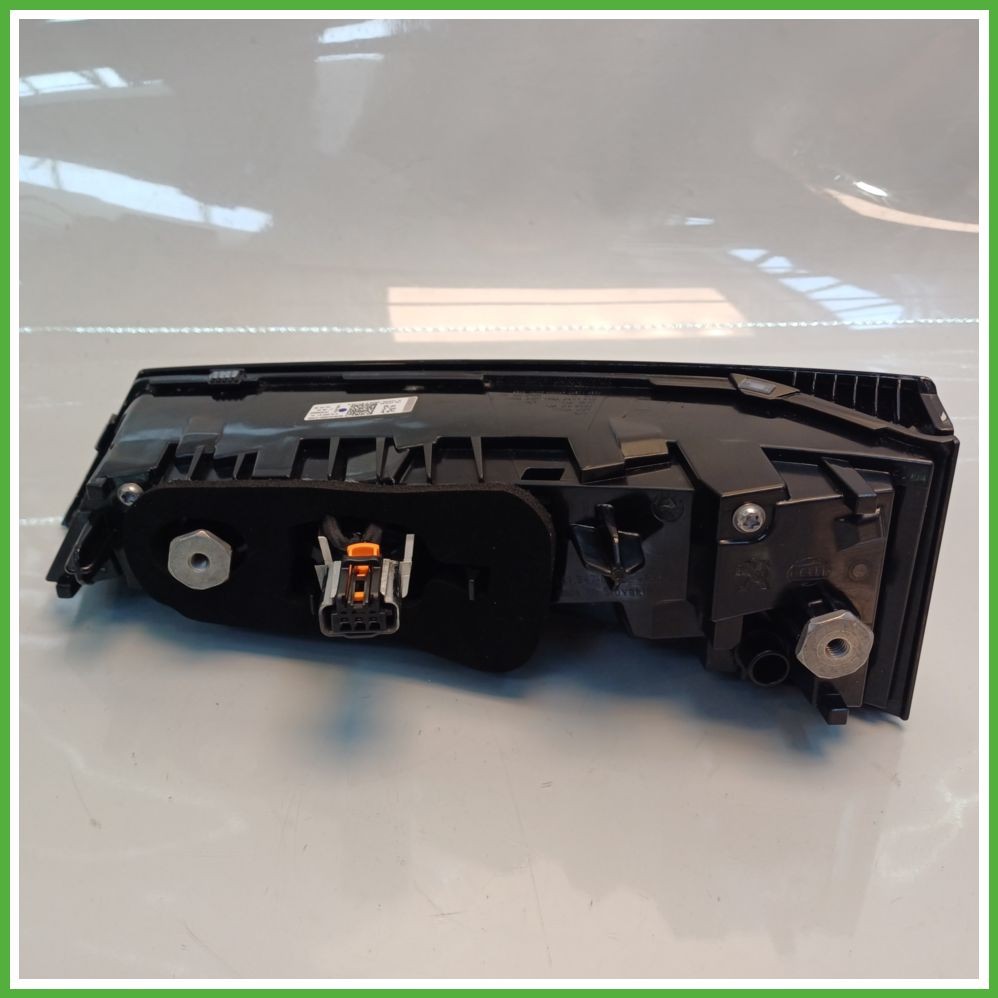 Linkes linkes Rücklicht (Fahrerseite) Gebraucht HELLA 015.020-01AL PEUGEOT 308 (ab 06/2021) PEUGEOT 2021